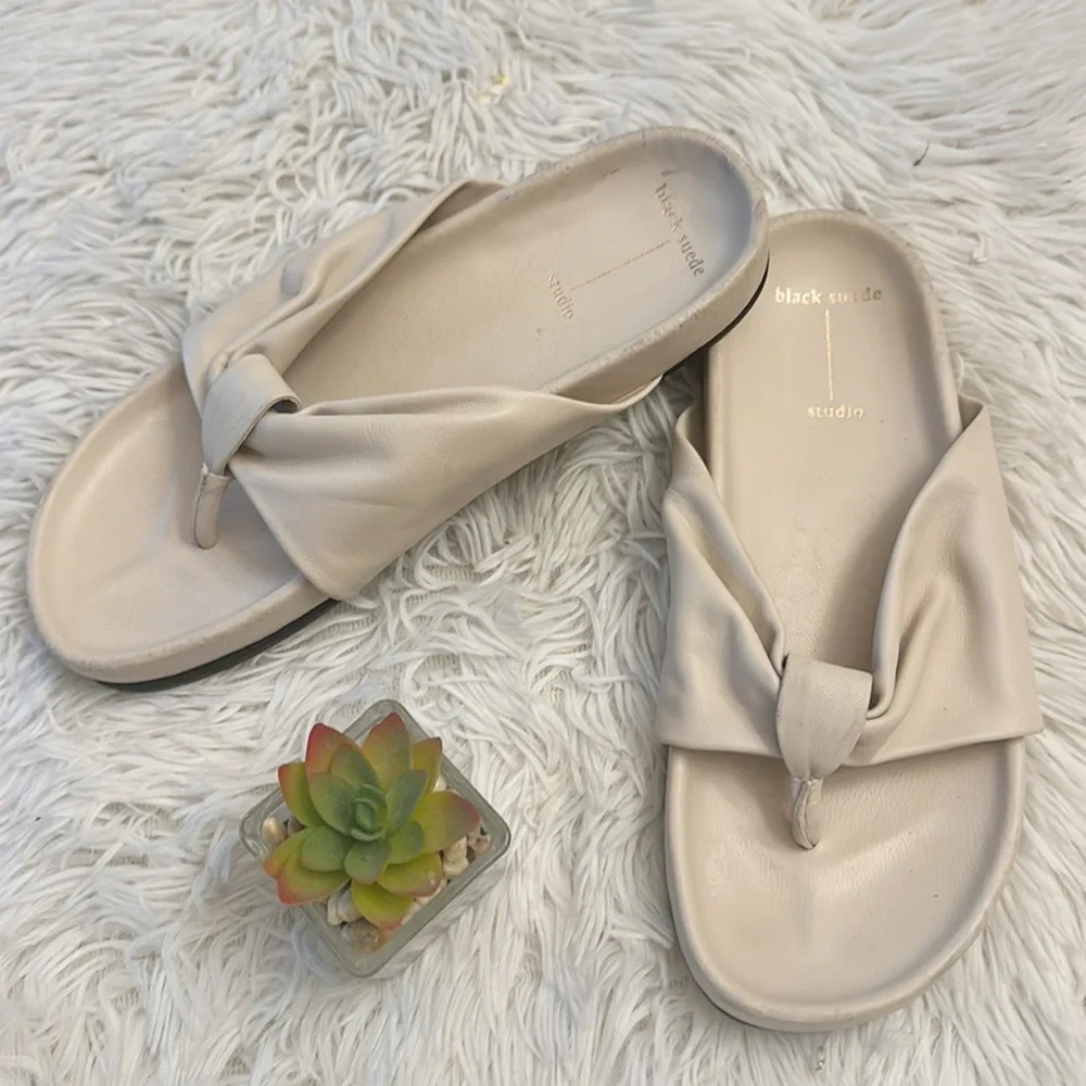 Black Studio Stone Nappa Leather cushioned thong sandals women size 7
